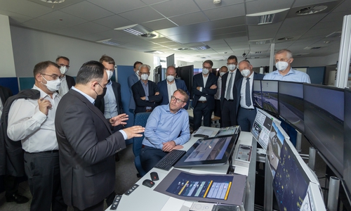 Im RTC-Labor des Kooperationspartners des Projekts, der Deutschen Forschungsanstalt für Luft- und Raumfahrt, wurde die Zukunft der Flugsicherung demonstriert. Staatssekretär Stefan Muhle (Mitte) am Lotsen-Platz.