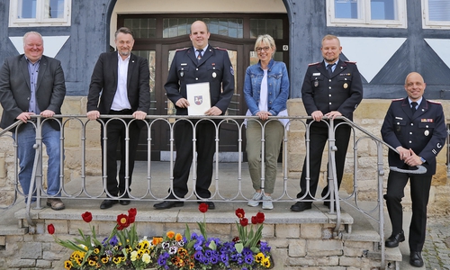 V. l. Bürgeramtsleiter Jörn Illemann, Bürgermeister Ivica Lukanic, der neue stellvertretende Ortsbrandmeister Christian Lüdecke, Catrin Harnisch (Öffentliche Sicherheit/Feuerwehrangelegenheiten), Stadtbrandmeister Olaf Glaeske und sein Stellvertreter Marco Dickhut. 