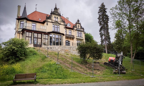 Hier wird die Freitreppe an der Seeliger Villa rekonstruiert.