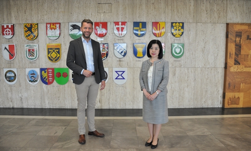 Am Montag empfing Oberbürgermeister Dennis Weilmann die Japanische Generalkonsulin Kikuko Kato zum Antrittsbesuch im Wolfsburger Rathaus.