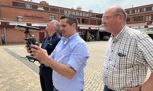 Gerätewart Bernd Horn, Sascha Jacobs, Leiter Hochbauabteilung und Stadtbrandmeister Jürgen Warnecke (v. li.). 