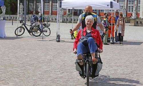 Auch Landrätin Christiana Steinbrügge nutzte die Gelegenheit für eine Probefahrt auf dem Lastenrad.