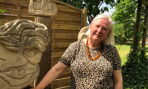 Ein Wochenende lang stellt Ilona Haack ihren Garten Bildhauern aus der ganzen Region zur Verfügung.