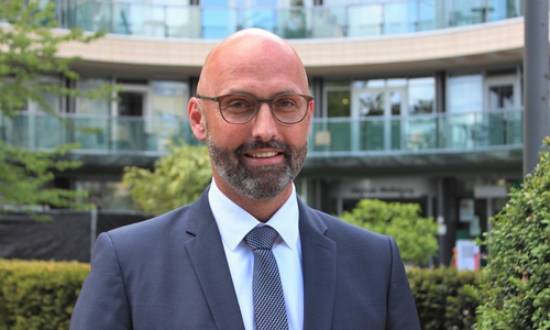 Diplom-Wirtschaftsjurist André Koch tritt im Klinikum Wolfsburg zum 1. Oktober 2022 die Nachfolge von Klinikumsdirektor Wilken Köster an