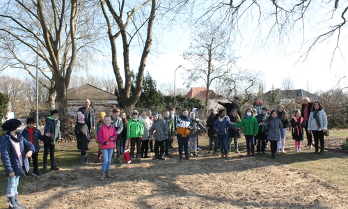 Stefan Honrath, Leiter der BraWo-Direktion Peine, Pfarrer Hendrik Rust, Petra Zappe, Petra Burgdorf und Marina Bazan von der katholischen Pfarrgemeinde Zu den Heiligen Engeln (v. li.) freuten sich die Kommunionkinder über ihren „Arbeitseinsatz“ auf dem Telgter Friedhof. 