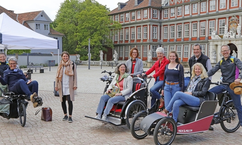  Landrätin Christiana Steinbrügge, die stellvertretende Bürgermeisterin Ghalia El Boustami, Sandra Wehr vom Abfallwirtschaftsbetrieb, die Radverkehrsbeauftragten Kerstin Geffers (Landkreis) und Valerie Agartir (Stadt), Rolf Meyer vom ADFC und Wiebke Quander sowie Sonja Machledt-Michael von der Ostfalia auf der Cargobike Roadshow in Wolfenbüttel.