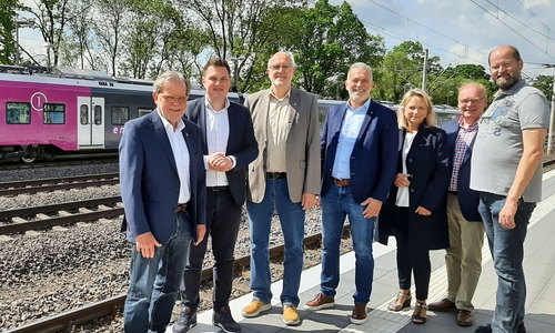 Horst Schiesgeries, stellvertretender Samtgemeinde-Bürgermeister, Landtagsabgeordneter Philipp Raulfs, Verbandsvorsitzender Detlef Tanke, Uwe Seel vom Bahnhofsmanagement DB Station & Service AG, Samtgemeinde-Bürgermeistern Karin Single, Bürgermeister Thomas Spanuth und Ingo Schramm, Mitglied der Verbandsversammlung des Regionalverbandes (v. li.). 
