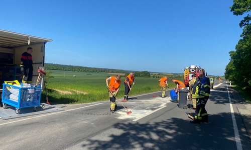 Die Straße wurde mit Bindemittel abgestreut und gereinigt.