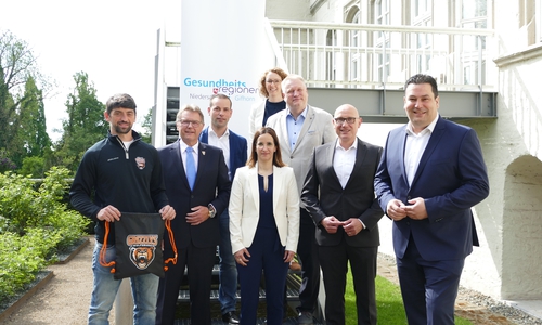 Starke Kooperation für mehr Bewegung in der Kita. Ex-Grizzlys Profi Christoph Höhenleitner, Michael Müller (Vorstand der Young Grizzlys), Dennis Schilde (Audi BKK), Janine Ahrends (Gesundheitsamt, Landkreis Gifhorn), Anna Grohmann (Gesundheitsamt, Landkreis Gifhorn), Kreisrat Rolf Amelsberg, Dirk Lauenstein (Vorstand der Audi BKK) und Landrat Tobias Heilmann (v. li.). 