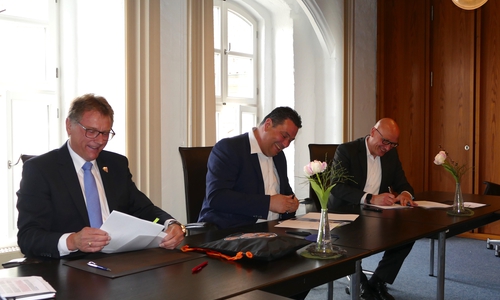 Kooperationsvertrag unterzeichnet: Michael Müller (Vorstand der Young Grizzlys, v. l. n. r.) Landrat Tobias Heilmann und Dirk Lauenstein (Vorstand der Audi BKK) setzen sich gemeinsam für mehr Bewegung in der Kita ein. 