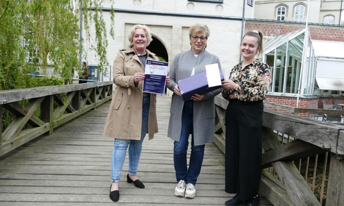 Marianka von Magnis (links) und Stephanie Maske (rechts) überreichen der Siegerin Gesina Pfeiff (Mitte) den Gewinn für den Sieger-Vorschlag „EHRENSACHE – Die Messe rund ums Ehrenamt“. 