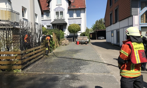 Eine Hecke in Lehndorf brannte. 