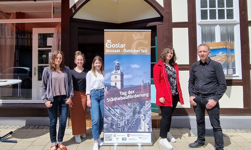 Artur Dorn, Fachdienstleiter Stadtplanung, und seine Mitarbeiterin Juliana Bagus (3.v.l.) zusammen mit Ute-Pamela Jensen (von links), Eigentümerin im Sanierungsgebiet, sowie Evelin Fleischhauer und Anna Rizou vom Sanierungsträger, der Niedersächsischen Landgesellschaft mbH.