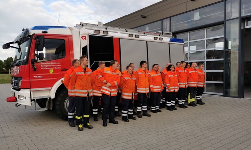 Die Kameraden versammeln sich für die Beförderung.