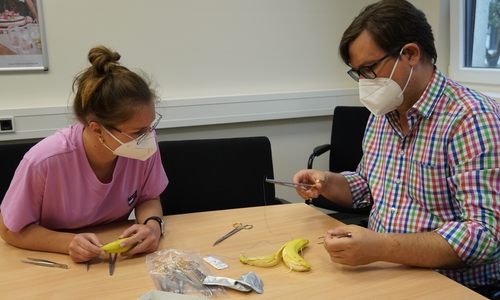 Hier zeigt Chefarzt Dr. Sven Müller einer Studentin die Technik des medizinischen Nähens.