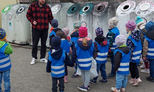 Die Kinder beim Müllsammeln.