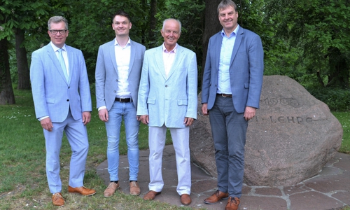Von links nach rechts: WWL-Geschäftsführer Ralf Johannes, Stellvertretender Verbandsvorsteher Claas Merfort, ausgeschiedener Verbandsvorsteher Günter Eichenlaub, neuer Verbandsvorsteher Detlef Kaatz.   