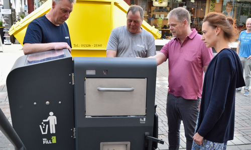  Innenstadtmanagerin Ina Stelle und (von rechts) Mathias Brand, Fachdienstleiter Tiefbau, lassen sich von Thomas Lindner und Thorsten Lüking von Eurawasser das Modell „Mr. Fill“ genauer erläutern.