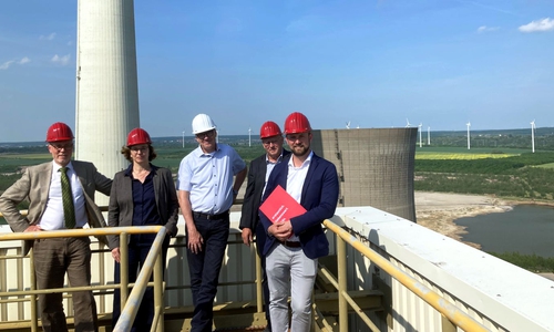 Bei der Vorstellung der Pläne. Von links nach rechts: Henning Konrad Otto (Verbandsgeschäftsführer des Planungsverbandes Buschhaus), Anna Weyde (Erste Verbandsrätin RGB), Armin Fieber (Geschäftsführer Kraftwerk), Werner Müller (Bürgermeister Harbke), Malte Schneider (Bürgermeister Schöningen)