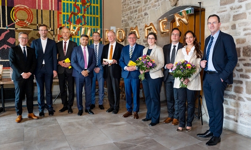 Dr. Thomas Bartkiewicz, Ärztlicher Direktor des SKBS (links), und Geschäftsführer, Dr. Andreas Goepfert (rechts), begrüßten und verabschiedeten die (neuen) Chefärztinnen und Chefärzte in der Dornse. V.l.n.r. PD Dr. Thomas Bitter, Chefarzt der Klinik für Pneumologie und Beatmungsmedizin, Prof. Dr. Wolf-Peter Sollmann, ehemaliger Chefarzt der Klinik für Neurochirurgie, Prof. Dr. Hamid Hossain, Chefarzt des Instituts für Mikrobiologie, Infektiologie, Laboratoriumsmedizin und Krankenhaushygiene, Dr. Erik Chankiewitz, Chefarzt der Klinik für Augenheilkunde, Prof. Dr. Dr. Wilfried Bautsch, ehemaliger Chefarzt des Instituts für Mikrobiologie, Immunologie & Krankenhaushygiene, Prof. Dr. Wessel, ehemaliger Chefarzt der Klinik für Neurologie, PD Dr. Annette Spreer, Chefärztin der Klinik für Neurologie, Prof. Dr. Klaus Zweckberger, Chefarzt der Klinik für Neurochirurgie, und Dr. Silvia Varotto, Chefärztin der Klinik für Geriatrie