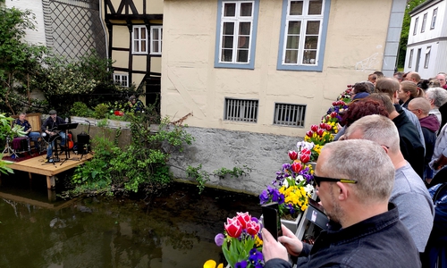Die Extrabreit-Musiker Stefan Kleinkrieg (Gitarre und Gesang) und Rolf Möller (Schlagzeug) eröffneten die Steg-Konzertreihe der Vita-Villa in Klein Venedig.