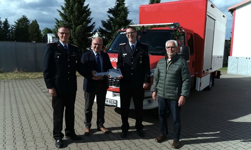 Der stellvertretende Samtgemeindebrandmeister Gerald Bergling (li.) erhielt den Schlüssel vom stellvertretenden Samtgemeindebürgermeister Thomas Spanuth (2. v. li.) und reichte ihn an den Ortsbrandmeister Niko von Köckritz (3. v. li.) weiter. Rechts Werner von Grünhagen, Mitglied im Brandschutz-, Ordnungs- und Verkehrsausschuss der Samtgemeinde Meinersen.