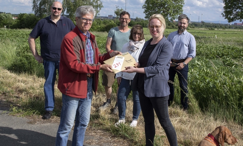 Matthias Simon, Walter Traube, Dorit Erdmann, Harald Streich, vorne Bertram Scholz überreicht  Maria-Elena Richter (TenneT) die Liste.
