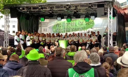 Die VfL-Frauen feiern auf der Bühne auf dem Rathausplatz.