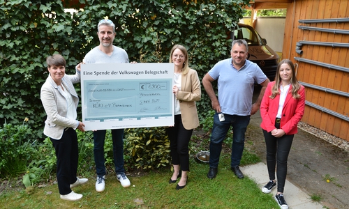 Symbolische Scheckübergabe (v.l.n.r.): Christine Ifftner (Geschäftsführerin KöKi e.V.), Stefan Voges (ehrenamtl. Vorstandsvorsitzender KöKi), Valentina Eze (Personal Werk Braunschweig), Meik Steding (Betriebsrat) und Franziska Schneider (Personal Werk Braunschweig)
