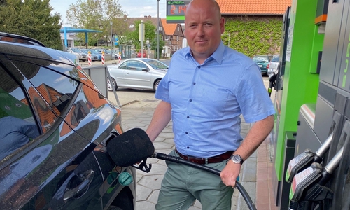 Holger Bormann an der Zapfsäule. 