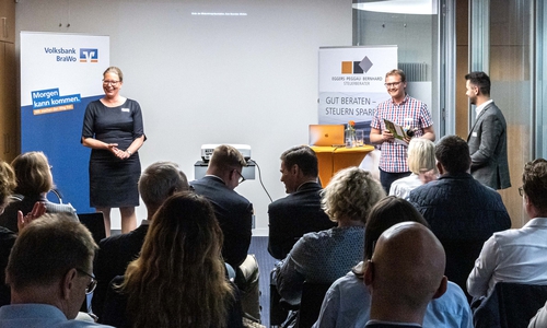 Rund 30 Unternehmer hört dem Vortrag von Lars Kohlenberg zu.