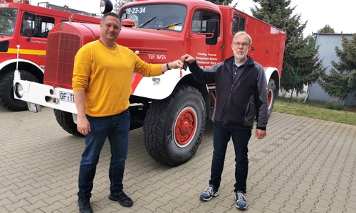 Symbolische Schlüsselübergabe: Feuerwehrsachbearbeiter Andreas Grabow (links) überreichte den Schlüssel an den neuen Besitzer Roland Oehlrich.