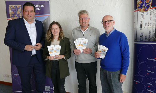 Gifhorns Landrat Tobias Heilmann (l.) mit der Ehrenamtskoordinatorin des Landkreises Gifhorn Stephanie Manske, Ralf Überheim (Kreisvolkshochschule) und dem ehrenamtlichen Technikbotschafter Siegfried Reich.