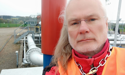Edmund Schultz, angekettet am Not-Abschaltventil der Pipeline, die er am Sonntag abgedreht hat. 