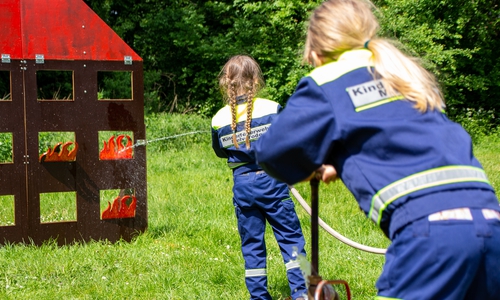 "Löschen" der Spritzwand mittels Kübelspritze bei der Feuerwehr Station.