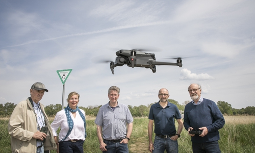 Mit der neuen Drohne können die Naturschützer Greifvögel beobachten, ohne diese zu stören. Das teure Spezialgerät wurde jetzt über eine 7.500-Euro-Spende der Veolia Stiftung angeschafft. Zur Übergabe trafen sich (v.l.) Bernd Hermenau (AviSON), Ina Patricia Rieger (SE|BS), Jörg Walther (Leiter Rieselbetrieb SE|BS), Christoph Siemers (Betriebsleiter SE|BS) und Günter Brombach (AviSON) an der Beobachtungswand im Naturschutzgebiet Braunschweiger Okeraue, nahe der Braunschweiger Rieselfelder.