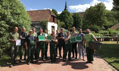 Die Beschäftigten und Mitarbeitenden der Klostergärtnerei freuen sich zusammen mit Mehrwerk-Geschäftsführer Hans Henning Müller (Zweiter von rechts) über das Zertifikat.