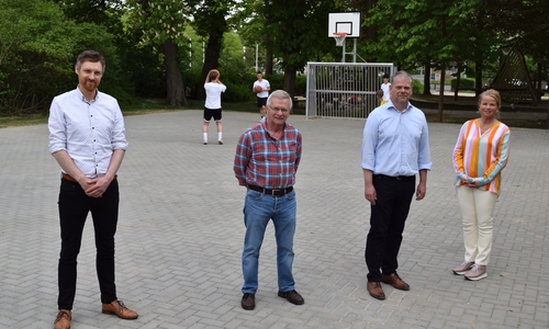Urte Schwerdtner (von rechts), Mathias Brand, Jörg Otto und Sven Busse freuen sich, dass das Streetballfeld bereits von Jugendlichen genutzt wird.