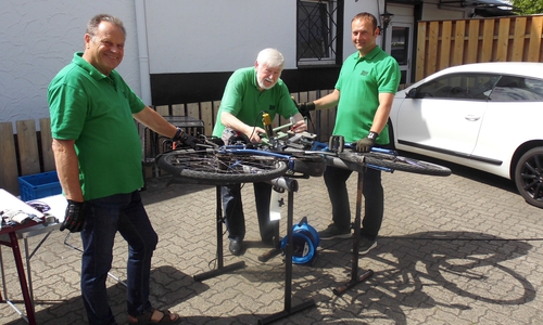 Das Codierteam der Verkehrswacht Wolfsburg mit Klaus-Peter Kunkel, Klaus Seiffert und Stefan Rotterschmidt.