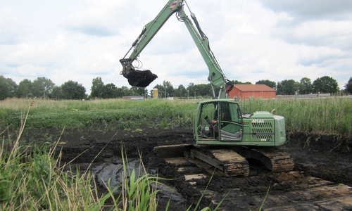 Eine Schicht der schwarzen Klärschlammerde bleibt im Becken, aus ihr sprießt später das Schilf neu.