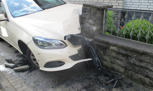 Der Fahrer wurde leicht verletzt und es entstand zudem ein Sachschaden in Höhe von zirka 25.000 Euro.