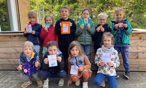 Die Kinder mit ihren errungenen Abzeichen.