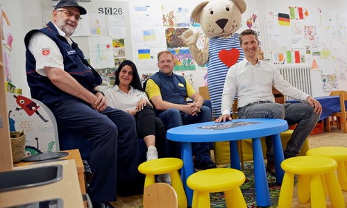 Peter Becker, Market Manager von IKEA Braunschweig (Mitte) mit seiner Marketingleiterin Ute Jähnel-Seyferth (alias „Fabler Björn“) in der Kinderecke der Aufnahmeeinrichtung Arminiusstraße mit (von links): Frank Stautmeister, Malteser-Stadtbeauftragter Braunschweig, Einrichtungsleiterin Tatjana Viol und Malteser-Dienststellenleiter Nicolai Hollander.