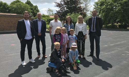 hintere Reihe (v.l.n.r.): Malte Dirwehlis, Ingo Geisler, Bo-Rasmus Benker, Julia Lobe, Jessica Gümmer-Postall, Marco Kelb. Kinder hinten (v.l.n.r.): Emily, Hanna, Noah. Kinder vorne (v.l.n.r.): Milan, Paula.