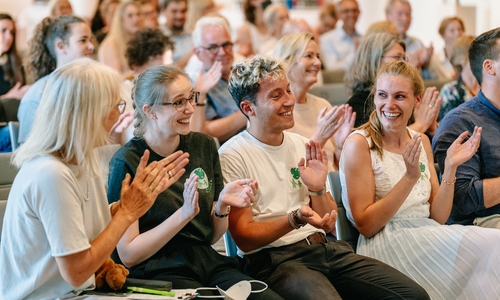 Die Projektbeteiligten von "Balu und Du" freuen sich über ihr Spendenergebnis.