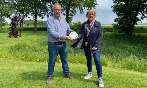 Gemeinsam den "Niedersächsischen Weg" gehen: Landwirtschaftsministerin Barbara Otte-Kinast hat eine #Wegbereiter-Plakette an Dirk Tramsen, Pächter der Domäne Lietherhof, überreicht.