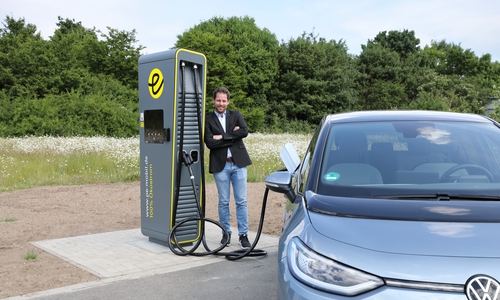 Alexander Eckolt, Gruppenleiter Energiedienstleistungen, ist mit einem E-Dienstwagen der Stadtwerke der erste Kunde und vom Handling und der kurzen Ladezeit begeistert.