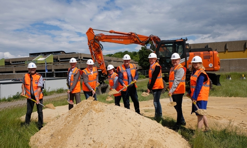  Mit dem symbolischen Spatenstich wurde heute der offizielle Startschuss für den Neubau des Schulzentrums „Goldene Aue“ in Goslar gesetzt (von links): Jürgen Hebert (Projektleiter der Firma Depenbrock), Markus Kellner (Bereichsleiter der Firma Depenbrock), Michael Conzen (Leiter des Fachbereichs Bildung und Kultur beim Landkreis Goslar), Renate Lucksch (Vorsitzende des Schulausschusses), Landrat Dr. Alexander Saipa, Bodo Mahns (stellv. Landrat), Bernd Rotzek (CDU-Fraktionsvorsitzender im Goslarer Kreistag), Erste Kreisrätin Regine Breyther.