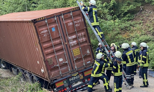 Der LKW drohte abzurutschen.