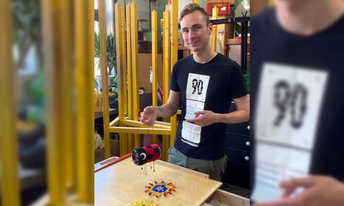 Im Bunten Atelier des JFBZ werden kreative Kunstkurse angeboten. Es werden u.a. Insektenhotels und Sonnen aus Mosaiksteinen gestaltet, zeigt Steven Hudler.